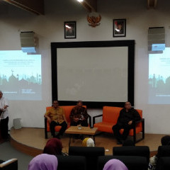 Prof. Dr. Ing. Herman Sasongko selaku Rektor UISI saat memberikan sambutan Prof. Dr. Ing. Herman Sasongko selaku Rektor UISI saat memberikan sambutan