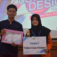 Elena Feby Amellia (kanan) saat menerima penghargaan berkat video buatannya Elena Feby Amellia (kanan) saat menerima penghargaan berkat video buatannya