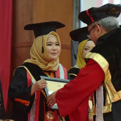 Penyerahan apresiasi prestasi Hikmah Sekarningtyas oleh Rektor UISI Penyerahan apresiasi prestasi Hikmah Sekarningtyas oleh Rektor UISI
