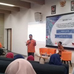 H. Saiful Azis,STP., menyampaikan materi seputar seafood base dengan topik produk rajungan H. Saiful Azis,STP., menyampaikan materi seputar seafood base dengan topik produk rajungan