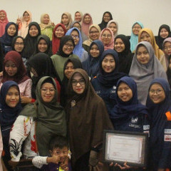 Potret peserta bersama pemateri dr. Shindy Kurnia Putri yang merupakan seorang dokter juga motivator Potret peserta bersama pemateri dr. Shindy Kurnia Putri yang merupakan seorang dokter juga motivator