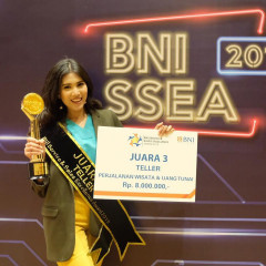 Sosok Ayuk Hartiningsih Ibrahim, S.T., peraih juara 3 Teller terbaik PT. Bank Negara Indonesia Sosok Ayuk Hartiningsih Ibrahim, S.T., peraih juara 3 Teller terbaik PT. Bank Negara Indonesia