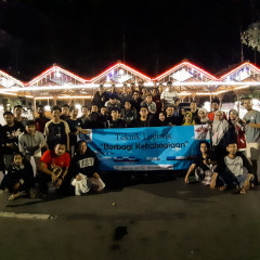 Foto bersama mahasiswa teknik logistik di Alun - Alun Kota Gresik dalam rangka  Foto bersama mahasiswa teknik logistik di Alun - Alun Kota Gresik dalam rangka