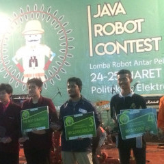 Perwakilan dari UISI dengan jas almamater saat penyerahaan kategori Best TIme untuk hasil karyanya Perwakilan dari UISI dengan jas almamater saat penyerahaan kategori Best TIme untuk hasil karyanya