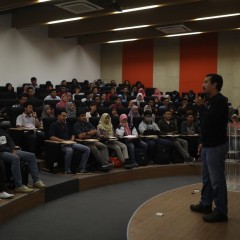 Andi Yudha Asfandiyar, sedang memaparkan materi Kreatifitas di Auditorium UISI Andi Yudha Asfandiyar, sedang memaparkan materi Kreatifitas di Auditorium UISI