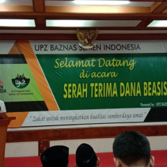Sambutan wakil bupati Gresik Dr. H. Moh. Qosim, M.Si saat berlangsungnya serah terima beasiswa Sambutan wakil bupati Gresik Dr. H. Moh. Qosim, M.Si saat berlangsungnya serah terima beasiswa