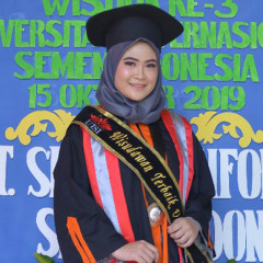 Potret bahagia Marisa Tsaniyah menjadi wisudawan terbaik UISI Potret bahagia Marisa Tsaniyah menjadi wisudawan terbaik UISI
