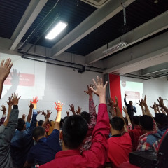 Serentak angkat tangan, mahasiswa baru tunjukkan kesiapan memulai karir sejak awal Serentak angkat tangan, mahasiswa baru tunjukkan kesiapan memulai karir sejak awal