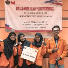 Potret kebahagiaan setelah berhasil mendapatkan juara 3 ajang LKTI di Universitas Brawijaya. Potret kebahagiaan setelah berhasil mendapatkan juara 3 ajang LKTI di Universitas Brawijaya.