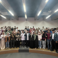 Narasumber dan peserta berfoto bersama usai pelaksanaan Youth Career Preparation Program