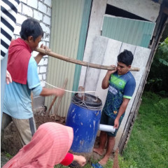 Febrian, anggota PENGMAS HIMATRIAN UISI 2021, bersama warga memasang bioreaktor biogas. Febrian, anggota PENGMAS HIMATRIAN UISI 2021, bersama warga memasang bioreaktor biogas.