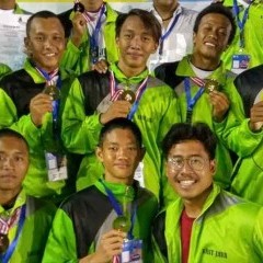 Dimas (berkacamata) dan Tim saat melakukan perlombaan cabang Polo Air di GOR Delta Sidoarjo Dimas (berkacamata) dan Tim saat melakukan perlombaan cabang Polo Air di GOR Delta Sidoarjo