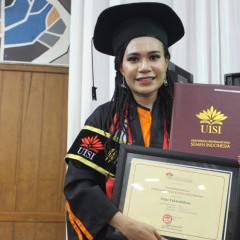 Senyum bangga Orpa Yakarimilena menjadi lulusan terbaik UISI di Wisuda ke-3