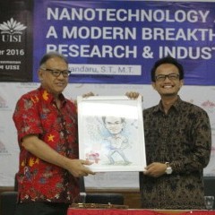 Penyerahan Cinderamata, dari kiri Prof. Tjiptohadi S, M.Ec., Ph.D., CPA,CA dan Suryandaru, S.T., M.T Penyerahan Cinderamata, dari kiri Prof. Tjiptohadi S, M.Ec., Ph.D., CPA,CA dan Suryandaru, S.T., M.T