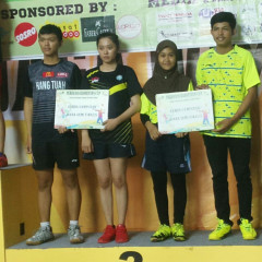 (dua dari kanan) Eko Wahyudi dan Fitria Dwi Andriani berhasil membawa Juara 3 di PERBANAS OPEN