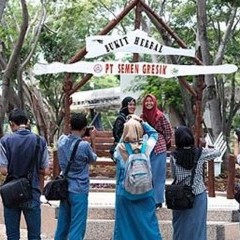 Siswa SMA N 1 Tuban berfoto di taman eks penambangan Siswa SMA N 1 Tuban berfoto di taman eks penambangan
