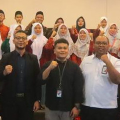 Perwakilan dari 74 Madrasah Aliyah se-Kabupaten Gresik bersama 25 siswa turut hadir.