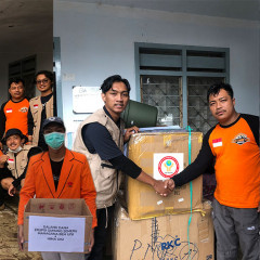 Perwakilan Tim Mahagana dan HIMA SE-UISI dalam menyalurkan bantuan donasi kepada masyarakat