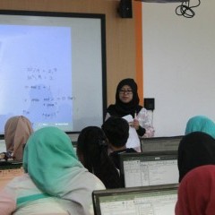 Suasana VBA Training di Lab 1 oleh Pemateri Ibu SIti Nurminarsih S.T,M.T