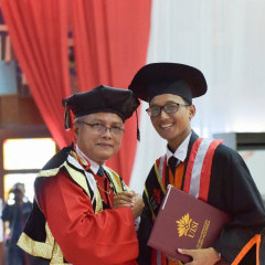 Senyum lega Ahmad Ainul Yaqin menyandang predikat wisudawan terbaik Desain Komunikasi Visual UISI Senyum lega Ahmad Ainul Yaqin menyandang predikat wisudawan terbaik Desain Komunikasi Visual UISI