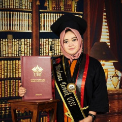 Kebahagiaan Adkhilna Hurin 'Ainun Berhasil Raih Gelar Wisudawan Terbaik UISI Kebahagiaan Adkhilna Hurin 'Ainun Berhasil Raih Gelar Wisudawan Terbaik UISI