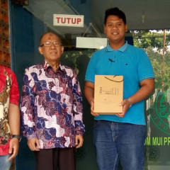 Tim PKM PSH UISI bersama Prof.Dr.Sugianto, Direktur LPPMOM MUI Jawa Timur