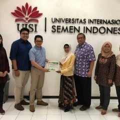 Penyerahan Cindera Mata oleh Oki Anita Candra Dewi, S.T.,M.T. Kepada Telkom University Penyerahan Cindera Mata oleh Oki Anita Candra Dewi, S.T.,M.T. Kepada Telkom University