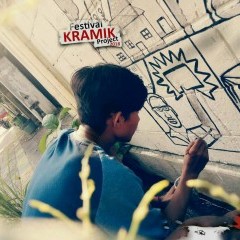 Mahasiswa DKV UISI sedang melukis mural di dinding awikoen tama