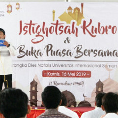 Pembawa acara istighosah kubro dan buka bersama keluarga besar UISI menyapa hadirin. Pembawa acara istighosah kubro dan buka bersama keluarga besar UISI menyapa hadirin.