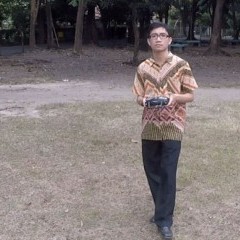 Yohanes sedang mengendalikan hexacopter Yohanes sedang mengendalikan hexacopter