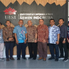 Jajaran perwakilan UISI bersama perwakilan ITTelkom Surabaya