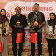 Narasumber dari PT Petrokimia Gresik dan Ecoton berbagi wawasan mengenai implementasi industri berke
