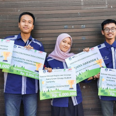 Senyum lepas Celvin Dicky Wahyudi beserta dua rekannya setelah meraih Juara Harapan Senyum lepas Celvin Dicky Wahyudi beserta dua rekannya setelah meraih Juara Harapan