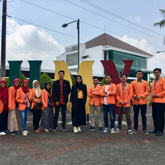 Tim Monsoon UISI bersama kedua dosen pendamping saat berada di UMY Tim Monsoon UISI bersama kedua dosen pendamping saat berada di UMY