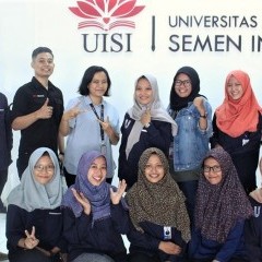 Foto bersama antara tim UISI Media dengan IDN Times