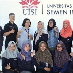 Foto bersama antara tim UISI Media dengan IDN Times Foto bersama antara tim UISI Media dengan IDN Times
