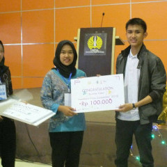 Pemberian hadiah kepada mahasiswa UISI selaku juara harapan dalam ajang Video Competition