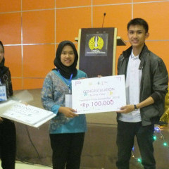 Pemberian hadiah kepada mahasiswa UISI selaku juara harapan dalam ajang Video Competition Pemberian hadiah kepada mahasiswa UISI selaku juara harapan dalam ajang Video Competition