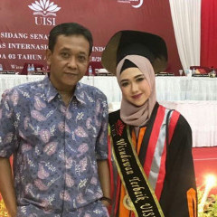 Rona bahagia Aisyah terpancar setelah acara wisuda. Rona bahagia Aisyah terpancar setelah acara wisuda.