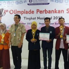Penerimaan piala di Gedung Perpustakaan Bank Indonesia Surabaya Penerimaan piala di Gedung Perpustakaan Bank Indonesia Surabaya