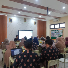 Tim Pengmas UISI memberikan pendampingan teknis sekaligus menyerahkan modul panduan CBT-Ibrah