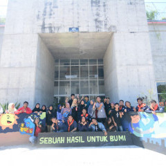 Karya mural hasil dari keseruan KM UISI dalam memperingati hari bumi di Kampus B Karya mural hasil dari keseruan KM UISI dalam memperingati hari bumi di Kampus B