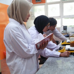 Ekspresi Mahasiswa Teknik Kimia UISI yang mendapatkan Dana Hibah melalui PKM-P Dikti Ekspresi Mahasiswa Teknik Kimia UISI yang mendapatkan Dana Hibah melalui PKM-P Dikti