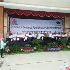 Penyerahan beasiswa pendidikan kepada perwakilat setiap sekolah dan universitas. Penyerahan beasiswa pendidikan kepada perwakilat setiap sekolah dan universitas.