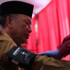 Bupati Gresik, Dr. Ir. H. Sambari Halim Radianto, ST, M.Si yang turut serta mendonorkan darah
