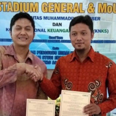 Sutan Emir Hidayat dari KNKS (kiri) dan  Ahmad Dahlan Malik, Kepala LPPM UISI (kanan) Sutan Emir Hidayat dari KNKS (kiri) dan  Ahmad Dahlan Malik, Kepala LPPM UISI (kanan)