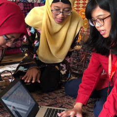 Dosen UISI memberi pengarahan pada pengrajin batik Dosen UISI memberi pengarahan pada pengrajin batik