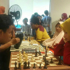 Nurmalinda Toyyiba (kanan) saat mengikuti lomba catur se-kabupaten Lamongan. Nurmalinda Toyyiba (kanan) saat mengikuti lomba catur se-kabupaten Lamongan.