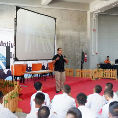 Heidy Akhadi dalam menyampaikan materi  ESQ di koridor Kampus B UISI Heidy Akhadi dalam menyampaikan materi  ESQ di koridor Kampus B UISI