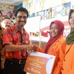 Wakil Rektor II, Gatot Kustyadji memberikan beasiswa. Wakil Rektor II, Gatot Kustyadji memberikan beasiswa.